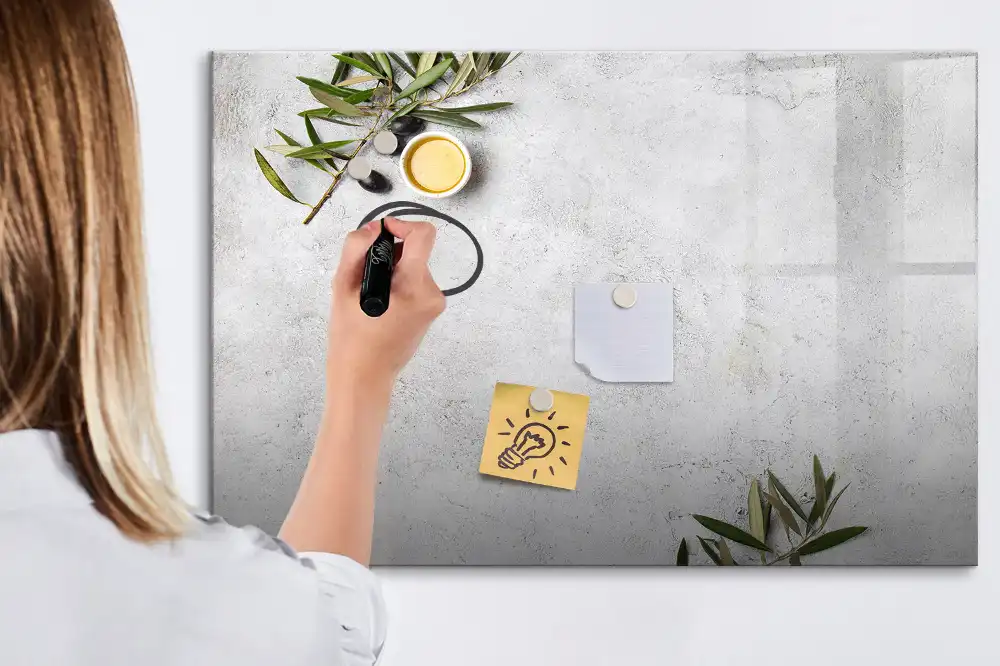 Tablă cu marker și design minimalist cu crenguțe de măslin