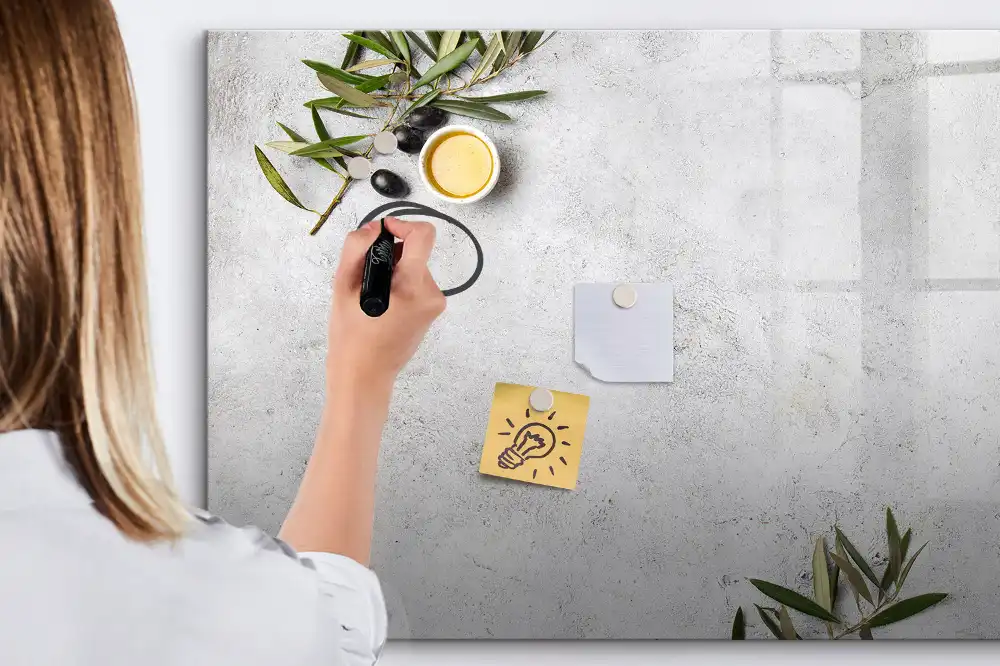Tablă cu marker și design minimalist cu crenguțe de măslin