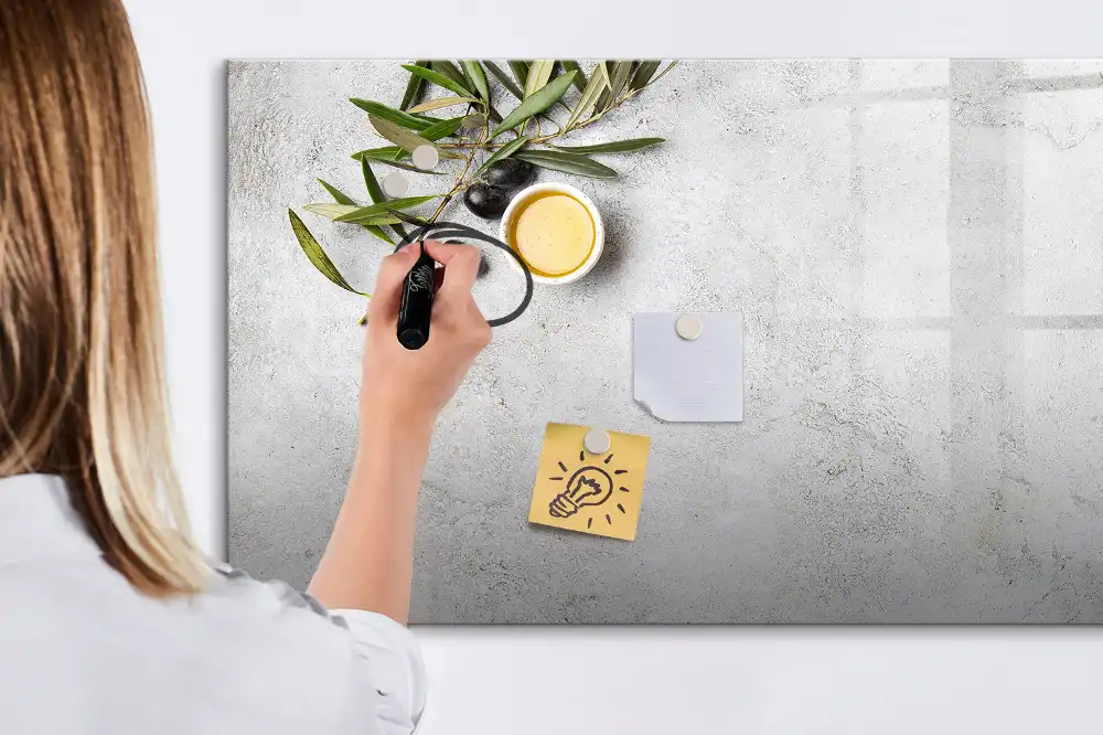 Tablă cu marker și design minimalist cu crenguțe de măslin