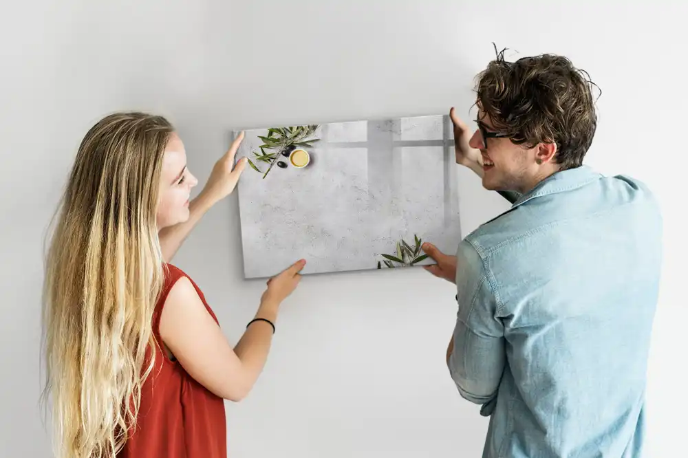 Tablă cu marker și design minimalist cu crenguțe de măslin