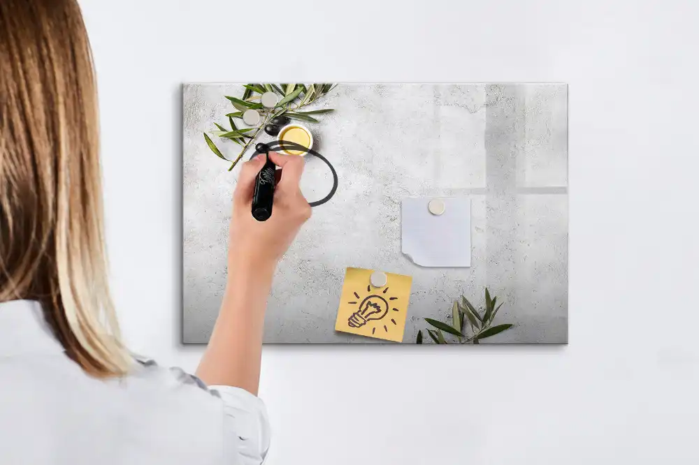 Tablă cu marker și design minimalist cu crenguțe de măslin