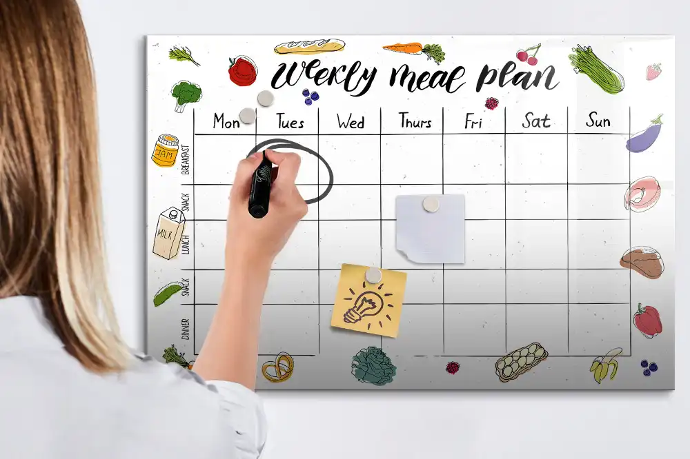 Tablă magnetică pentru planificarea săptămânală a meselor