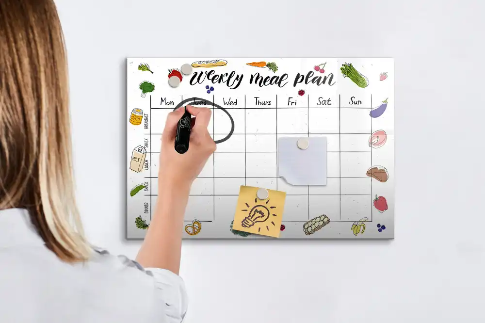 Tablă magnetică pentru planificarea săptămânală a meselor