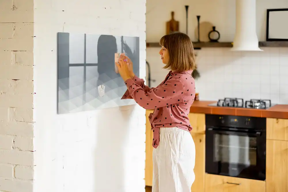 Tablă magnetică cu marker și model abstract ondulat