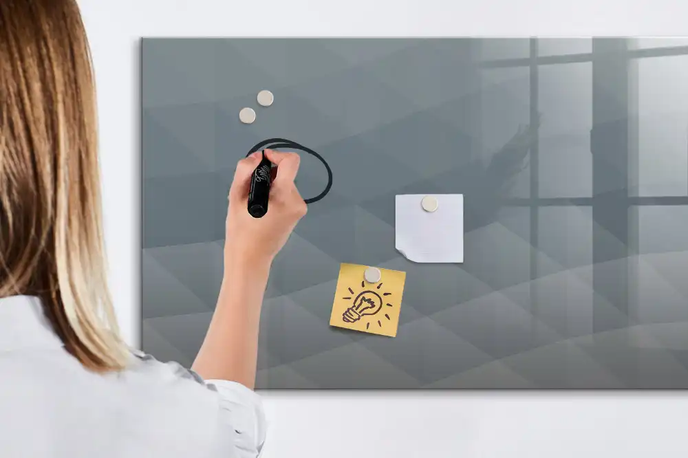 Tablă magnetică cu marker și model abstract ondulat