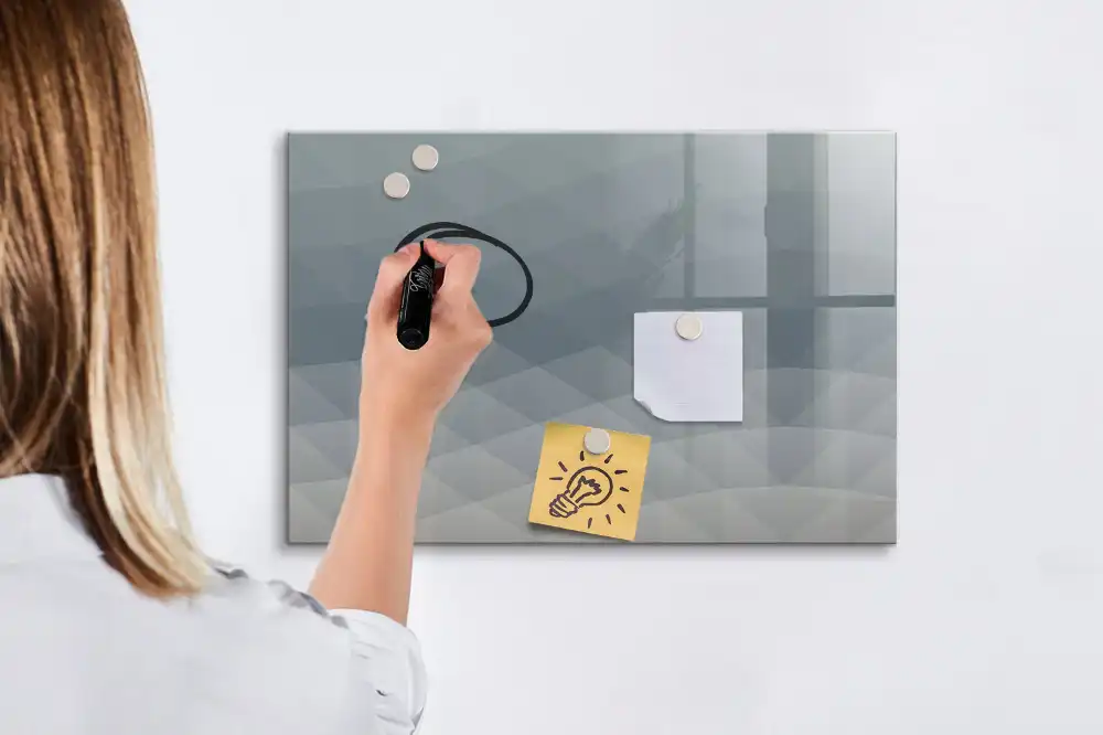 Tablă magnetică cu marker și model abstract ondulat