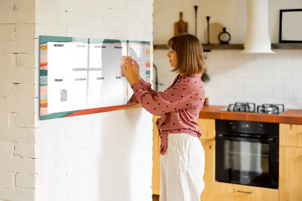 Tablă magnetică cu marker organizator săptămânal stilizat