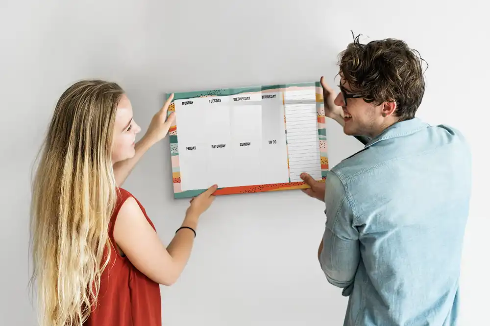 Tablă magnetică cu marker organizator săptămânal stilizat