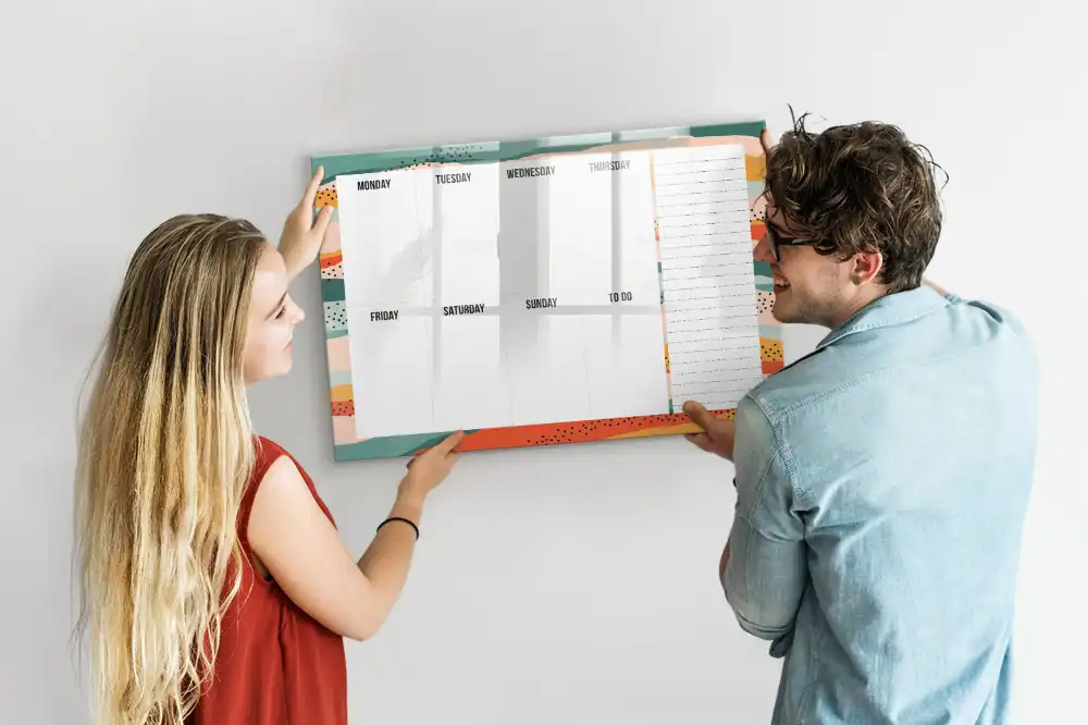 Tablă magnetică cu marker organizator săptămânal stilizat