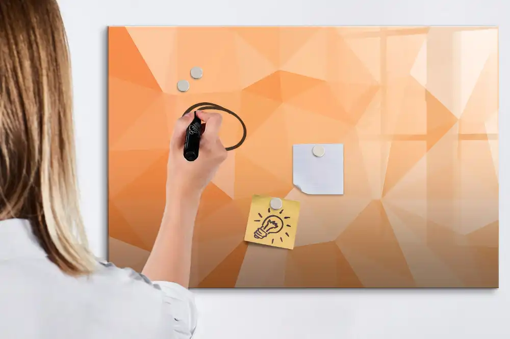 Tablă magnetică cu marker și model cu triunghiuri geometrice abstracte
