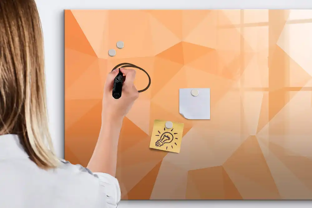 Tablă magnetică cu marker și model cu triunghiuri geometrice abstracte