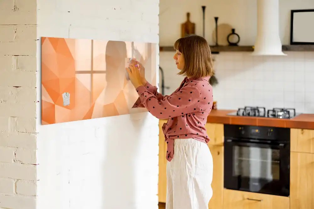Tablă magnetică cu marker și model cu triunghiuri geometrice abstracte