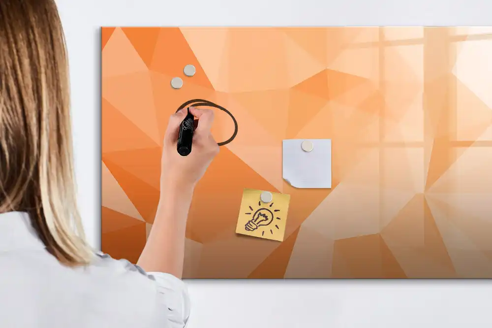 Tablă magnetică cu marker și model cu triunghiuri geometrice abstracte