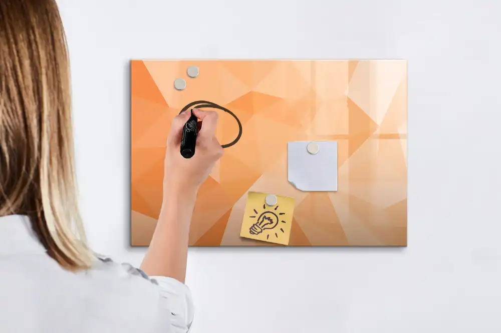 Tablă magnetică cu marker și model cu triunghiuri geometrice abstracte