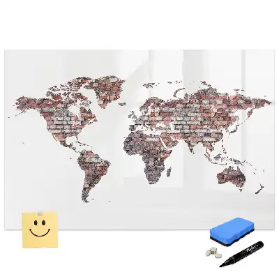 Tablă cu marker și hartă cu continente pe fundal de zid de cărămidă