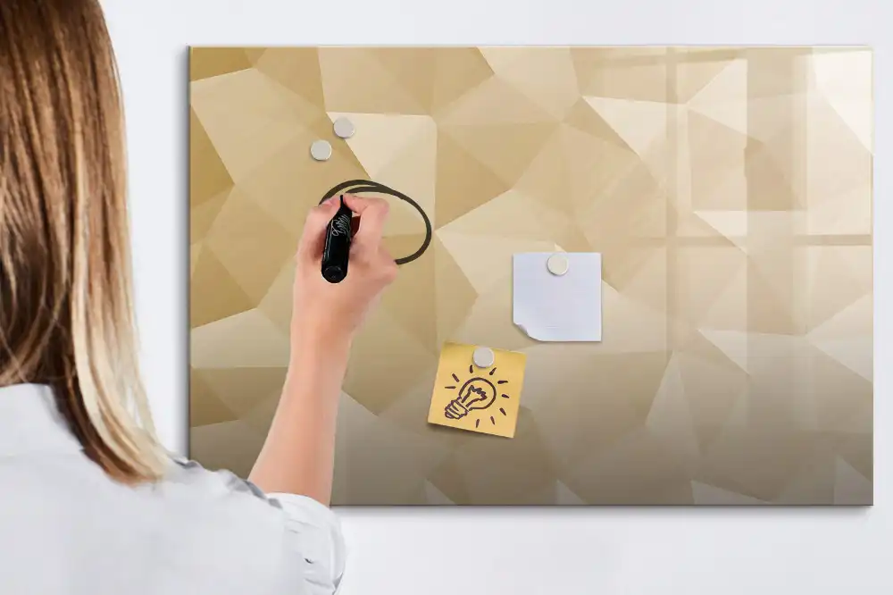 Tablă magnetică cu marker și design mozaic triunghiular pentru perete