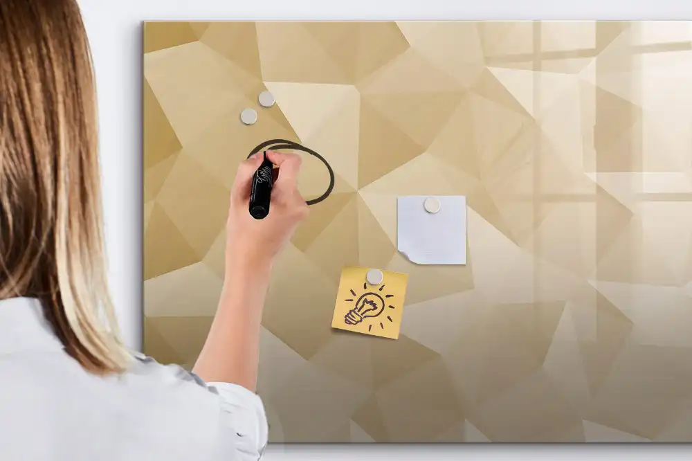Tablă magnetică cu marker și design mozaic triunghiular pentru perete