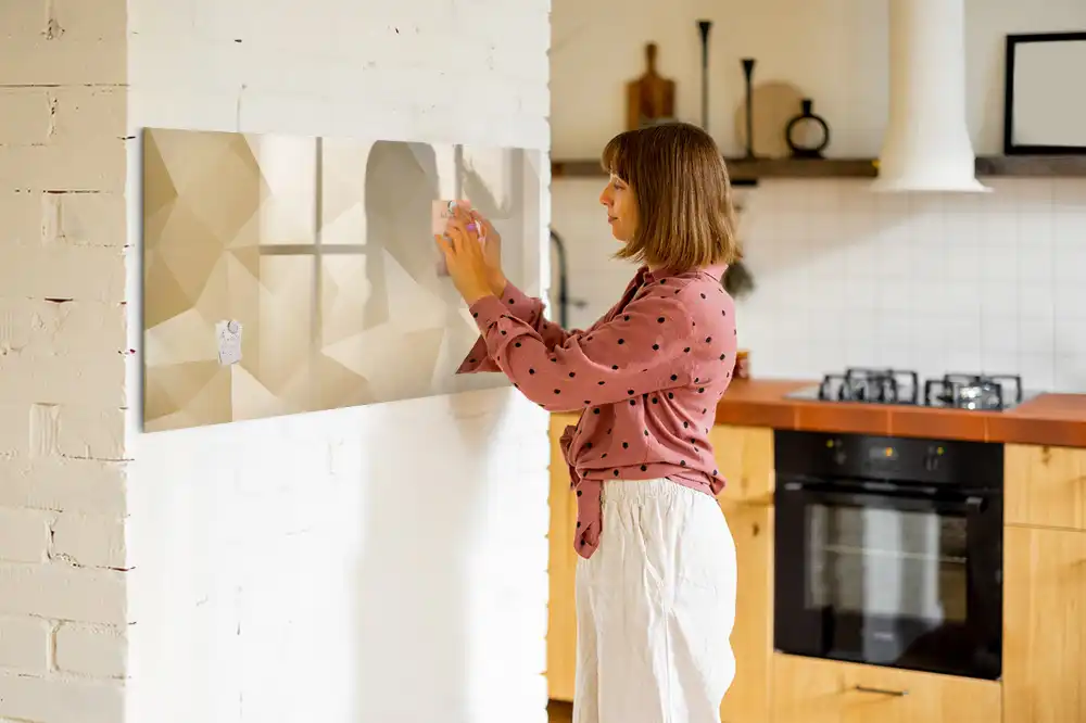Tablă magnetică cu marker și design mozaic triunghiular pentru perete