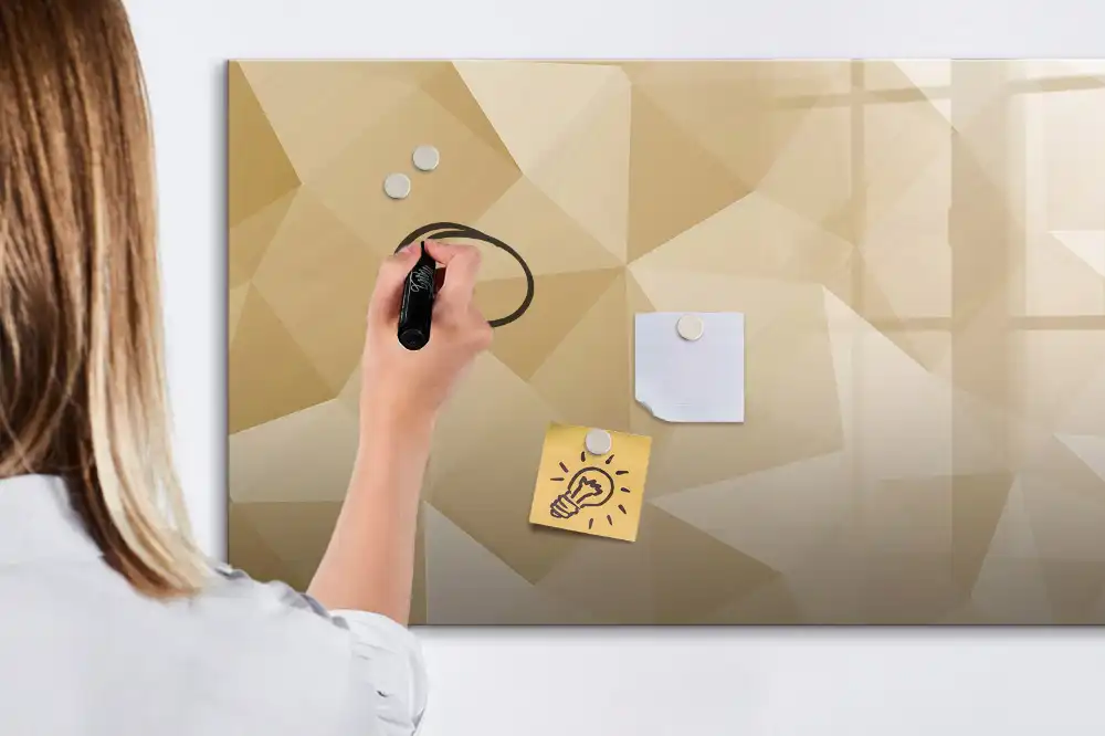 Tablă magnetică cu marker și design mozaic triunghiular pentru perete