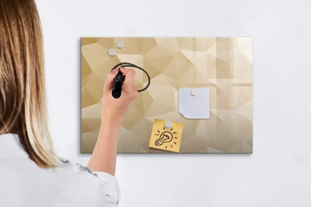 Tablă magnetică cu marker și design mozaic triunghiular pentru perete