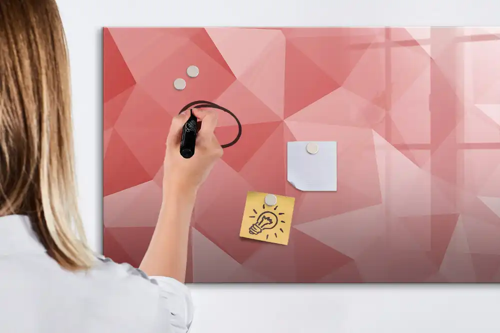 Tablă magnetică cu figuri geometrice triunghiulare