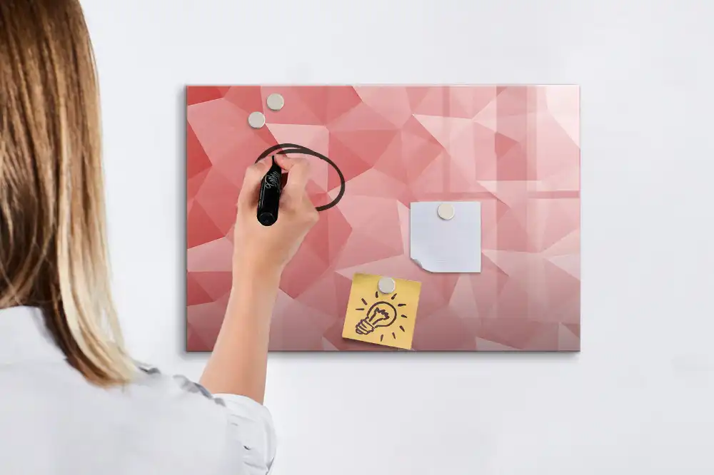 Tablă magnetică cu figuri geometrice triunghiulare