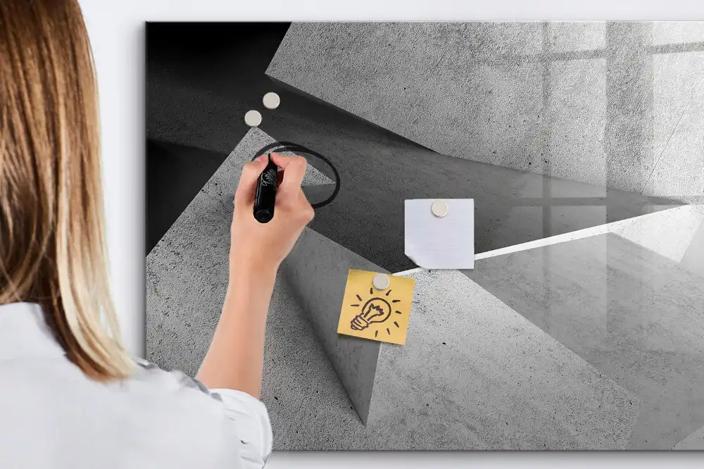 Tablă magnetică de scris cu model abstract de triunghiuri geometrice