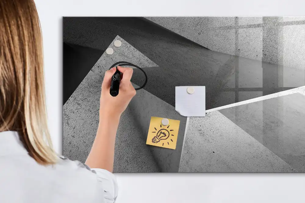 Tablă magnetică de scris cu model abstract de triunghiuri geometrice