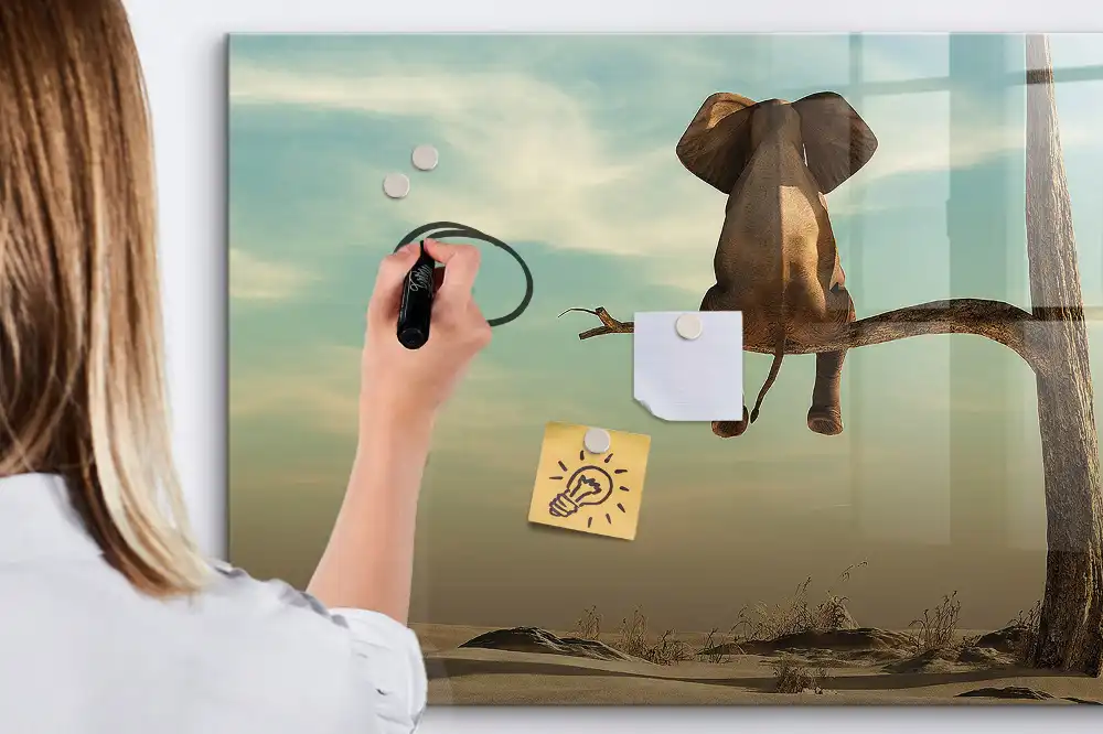 Tablă magnetică pentru scris cu model elefant în mijlocul copacilor