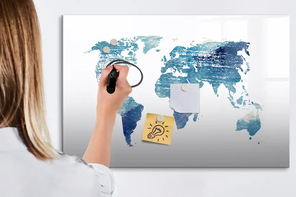 Tablă cu marker ilustrând rețeaua geografică a globului