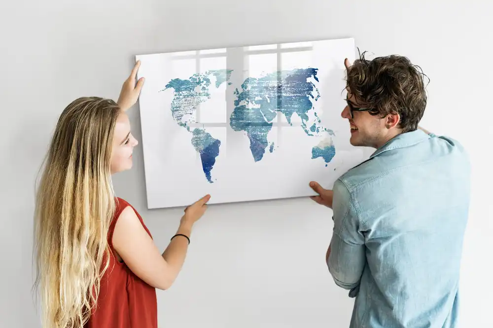Tablă cu marker ilustrând rețeaua geografică a globului