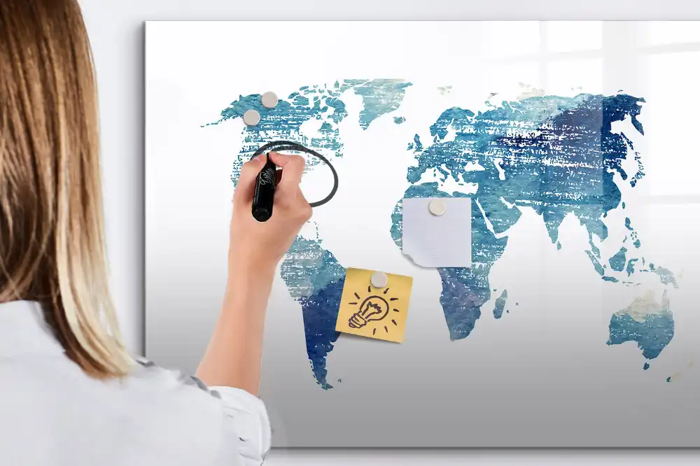 Tablă cu marker ilustrând rețeaua geografică a globului
