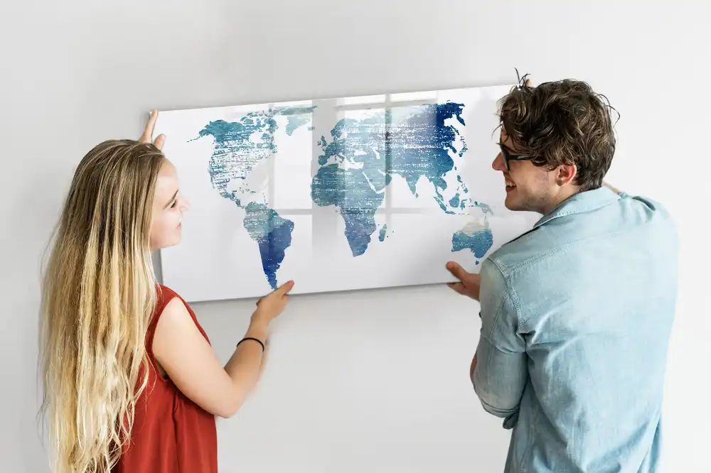 Tablă cu marker ilustrând rețeaua geografică a globului