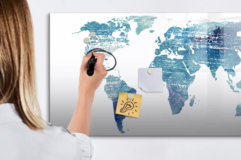 Tablă cu marker ilustrând rețeaua geografică a globului