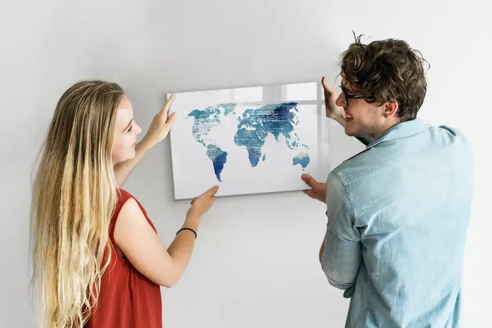 Tablă cu marker ilustrând rețeaua geografică a globului