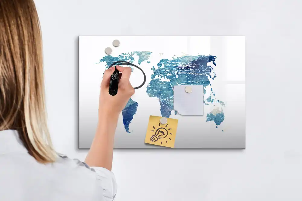 Tablă cu marker ilustrând rețeaua geografică a globului