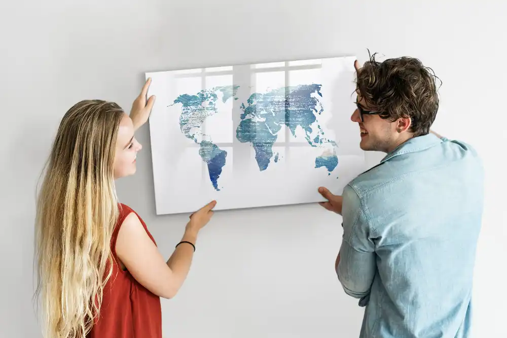 Tablă cu marker ilustrând rețeaua geografică a globului