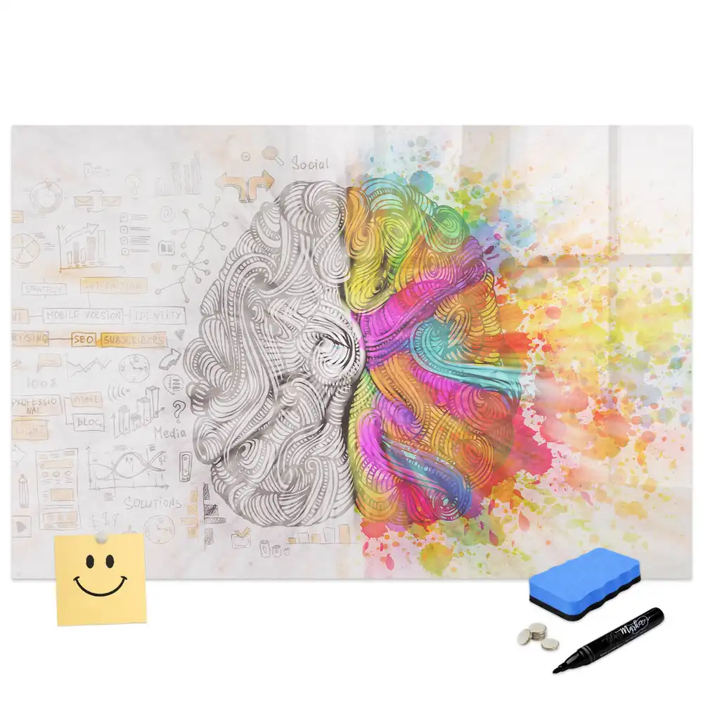 Tablă cu marker reprezentând creierul în abordare abstractă