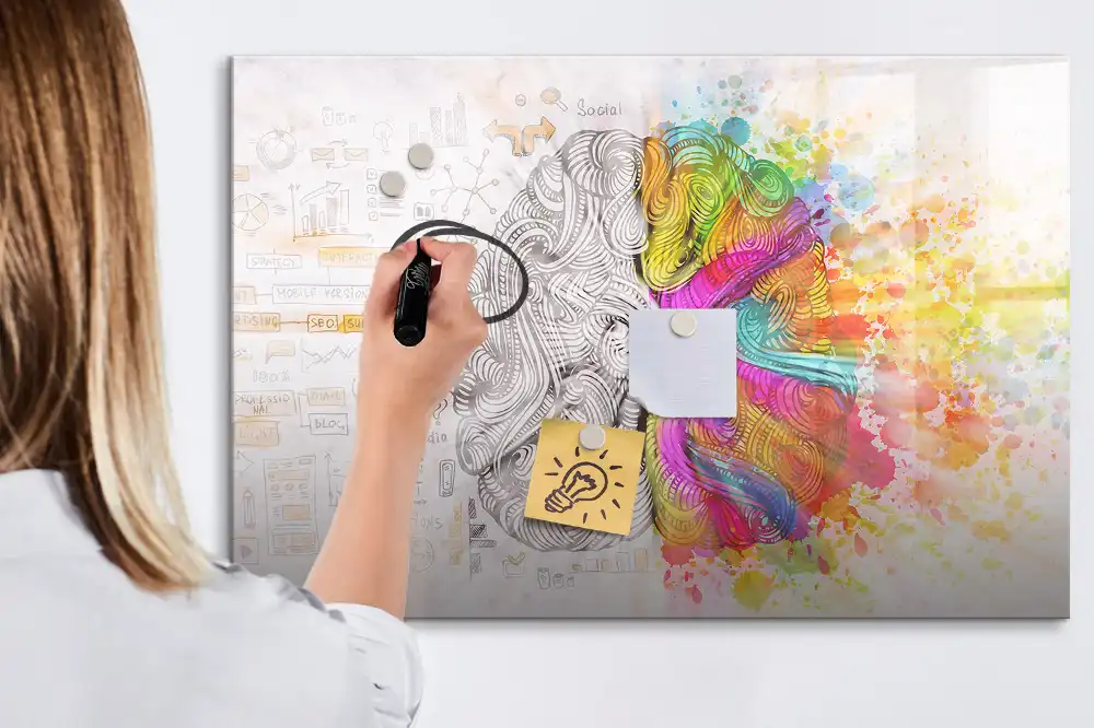 Tablă cu marker reprezentând creierul în abordare abstractă