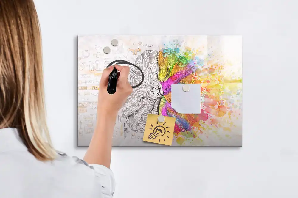 Tablă cu marker reprezentând creierul în abordare abstractă