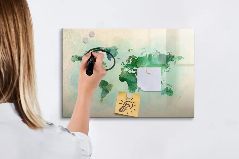 Tablă cu marker și design cu glob pământesc în acuarelă
