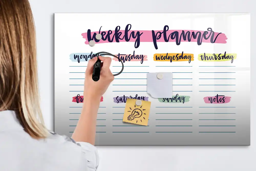 Tablă magnetică pentru calendar cu scriere de mână