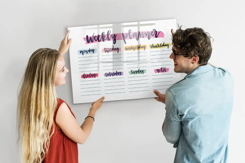 Tablă magnetică pentru calendar cu scriere de mână
