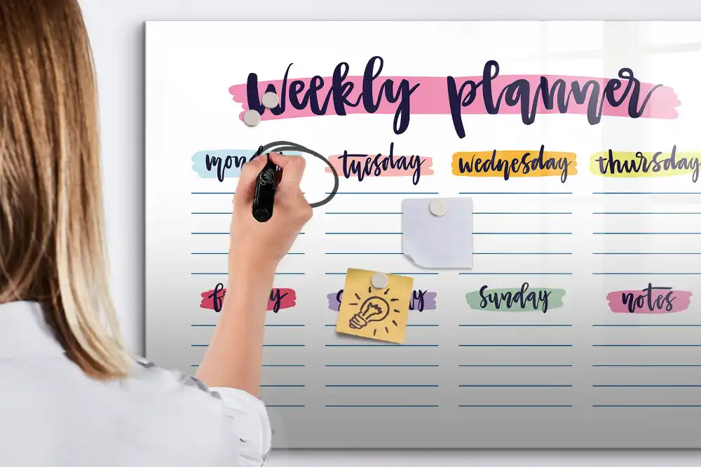 Tablă magnetică pentru calendar cu scriere de mână