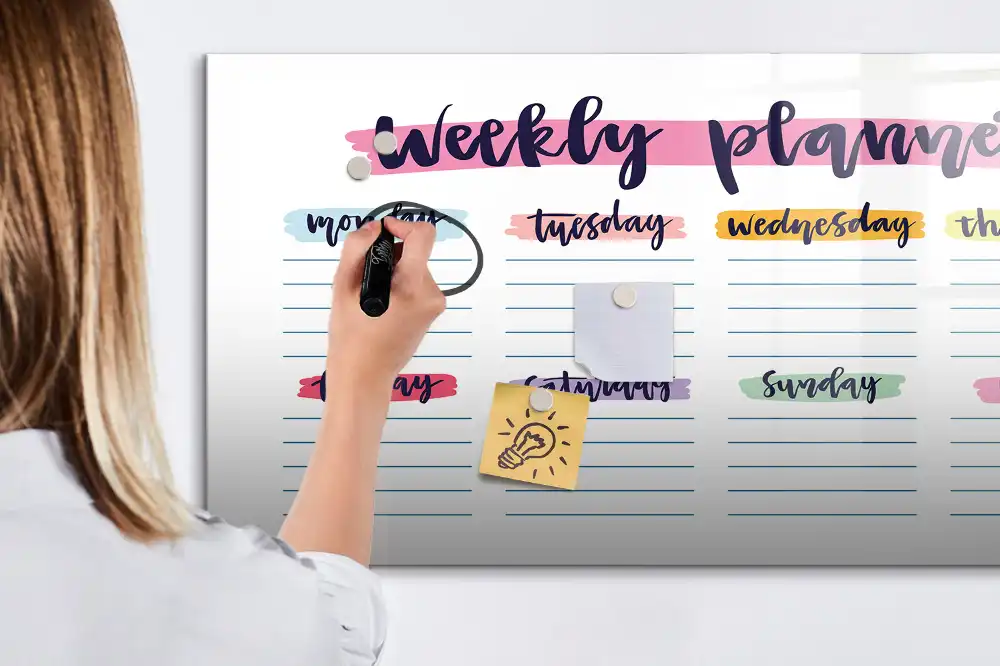 Tablă magnetică pentru calendar cu scriere de mână