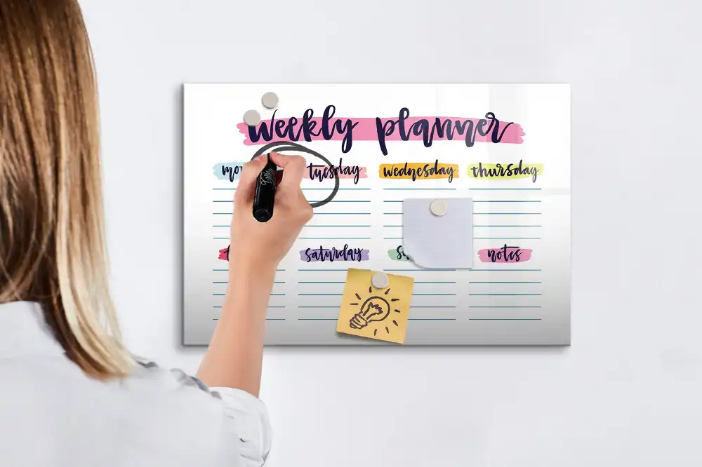 Tablă magnetică pentru calendar cu scriere de mână