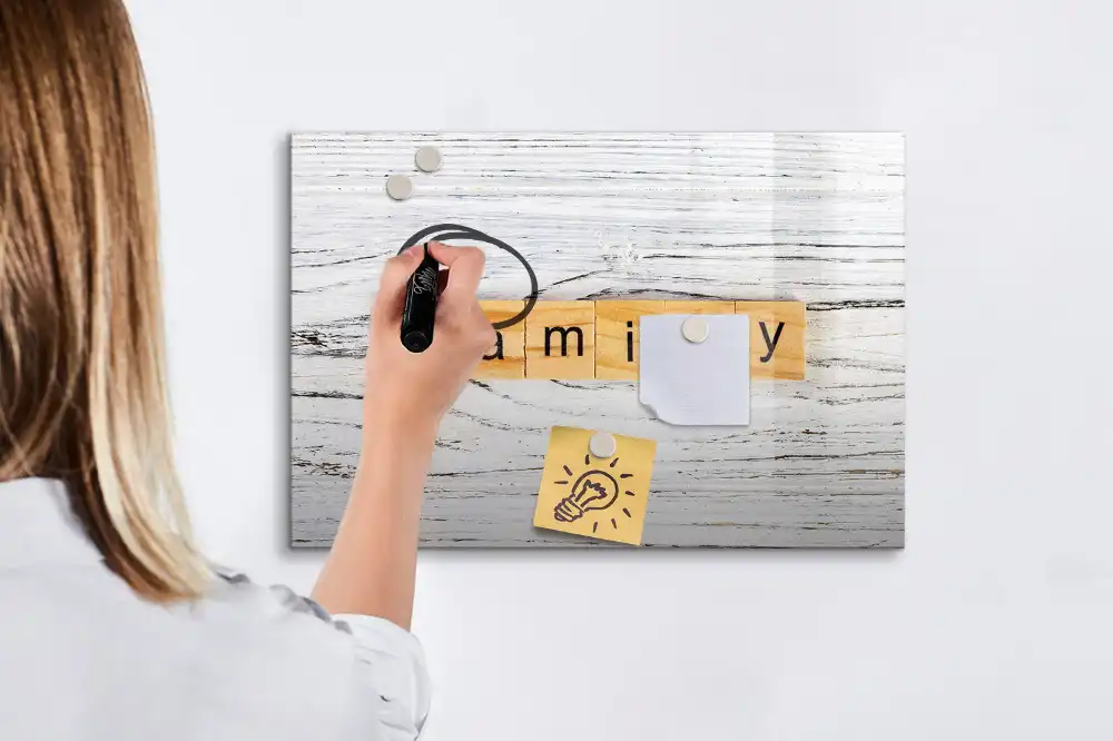 Tablă magnetică pentru mesaje în familie