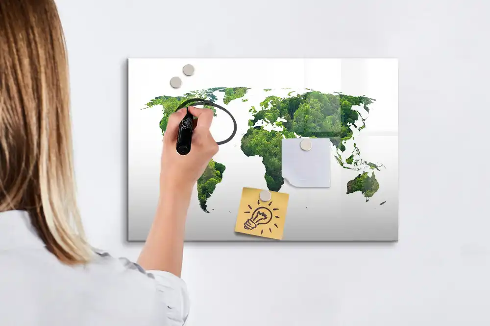 Tablă magnetică cu marker și model de hartă a lumii