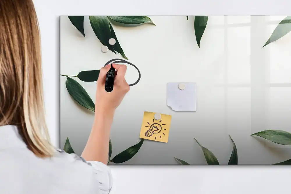 Tablă cu marker și model cu coroniță din frunze