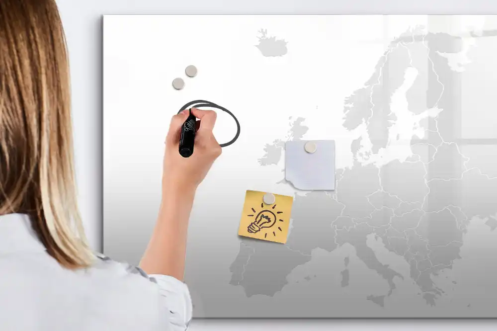 Tablă magnetică cu harta Europei și marker